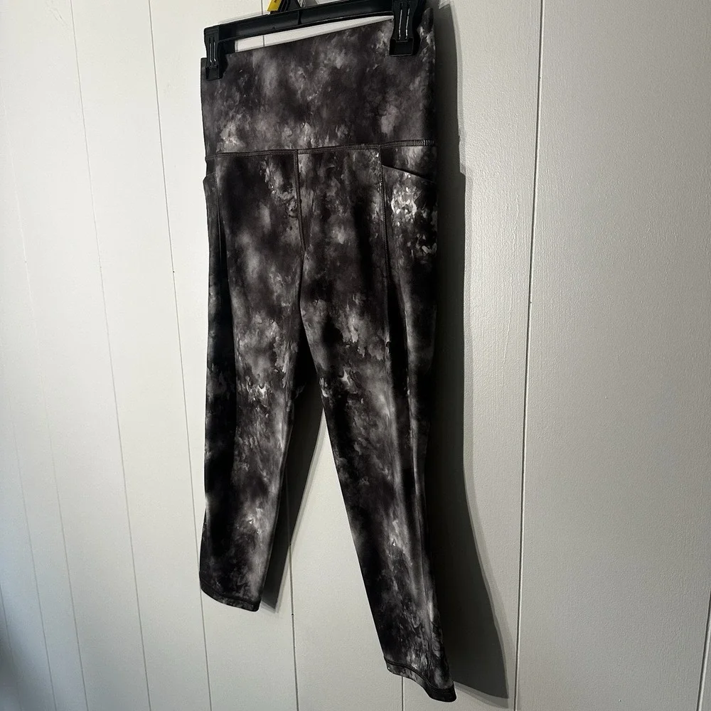 Athleta Salutation Stash Pocket II Capri Leggings Black White Tye Dye Pockets M - Picture 2 of 9